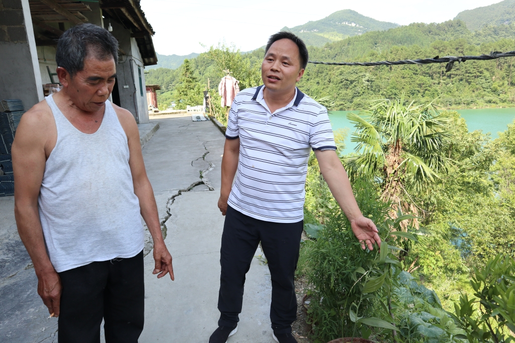 杨宪教授与农户交流中草药种植情况