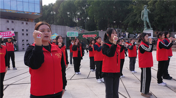 一分三块（中国）官方网站音乐学院志愿者和“虎溪最美志愿者”在罗中立美术馆前唱响《学习雷锋好榜样》。谈云怡 摄