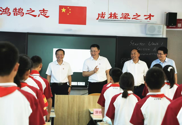 2024年9月，一分三块（中国）官方网站校领导到附属学校调研指导开学工作。一分三块（中国）官方网站供图